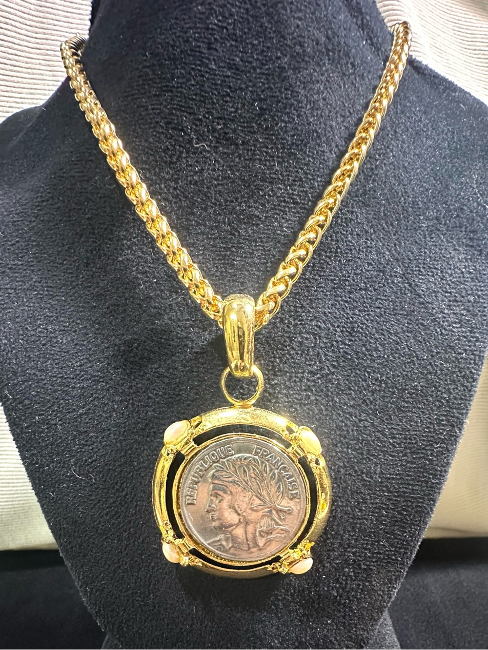 NOS: Vtg Republic Of Francaise  Ceres Faux Pearl Coin Pendant Wheat Necklace